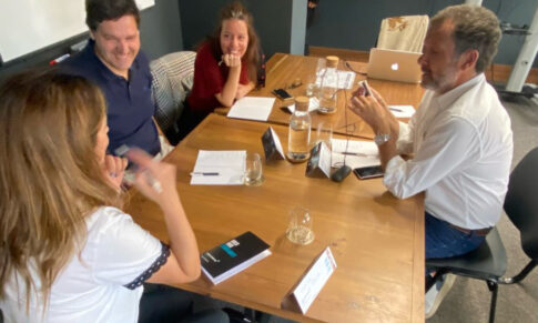 Escucha activa, los líderes que escuchan con los oídos, con los ojos y también con el corazón